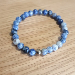 Blvckout beaded armband - No size, nyskick, aldrig använd. Blå/vita stenkulor i olika blå nyanser med silvrig eller guldig detalj