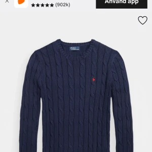 Marinblå stickad Ralph lauren tröja - Super fin och skön stickad ralph lauren tröja, endast använd ett fåtal gånger, bra skick, köpt på Zalando