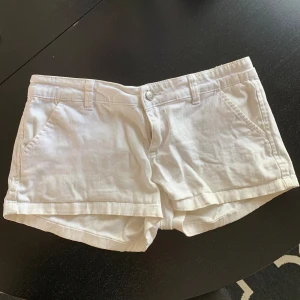 Vita lågmidjade shorts - Söta shorts med ca 40 cm i bredd, men stretchiga, och 23 cm i längd. Köpta secondhand och det står ingen storlek bara 164 cm💗 skriv för mer bilder eller frågor😚