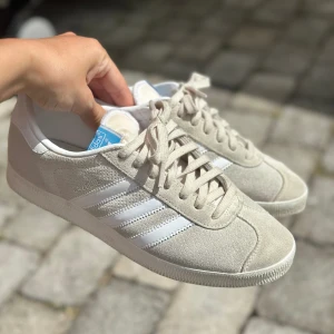 Adidas Gazelle !! - Säljer mina nästan helt oanvända adidas gazelle skor!! I nyskick då de enbart används ca 3 gånger. Säljer då de är för små mig💕 Nypris 1250 och nästan slut i alla storlekar på hemsidan!! Passar perfekt för någon med storlek 39/40😊