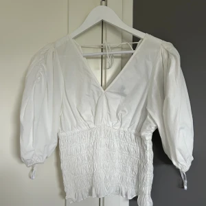 Vit blus - Fin vit plus från vero Moda. Använd en gång! Billigt pris