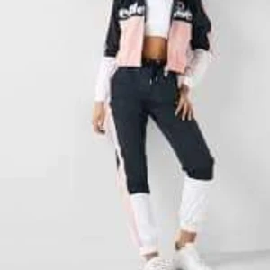 Nytt Ellesse set 3plagg, jacka och 2 par byxor. - Ellesse set.  Jacka storlek 38. Två par byxor.  Storlek 38 och ett par storlek 40. (M) Nyskick. Från rök och djurfritt hem. Nypris 2097:- för alla tre plaggen. (699:- /del) Säljes för mer än halva priser för alla tre plaggen. Nu 800kr. 🤍