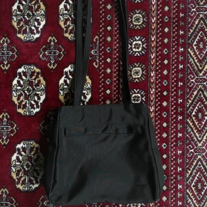 Vintage Väska - Ursnygg väska i nylon, inga defekter. Har ungefär 8 väskor av samma stuk, därav säljer jag denna!