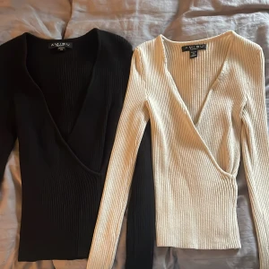 Omlott tröjor - Två fina omlott tröjor i svart och beige, båda storlek XS, ribbat skönt material/stickat Aldrig använt💞☀️  1 för 150 2 för 200