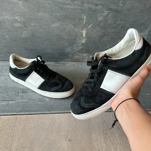 Valentinoflycrews - Tjena! Säljer nu mina eftertraktade Valentinos för endast 1450! Tyvärr är ingen box eller nåt sånt med och så har 6 bitar lossnat men fortfarande väldigt mycket att ge! Size 38 passar 39,5 pris går att diskutera 