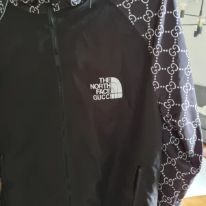 Gucci - Helt ny jacka stlk xl något mindre men passar definitivt L. 