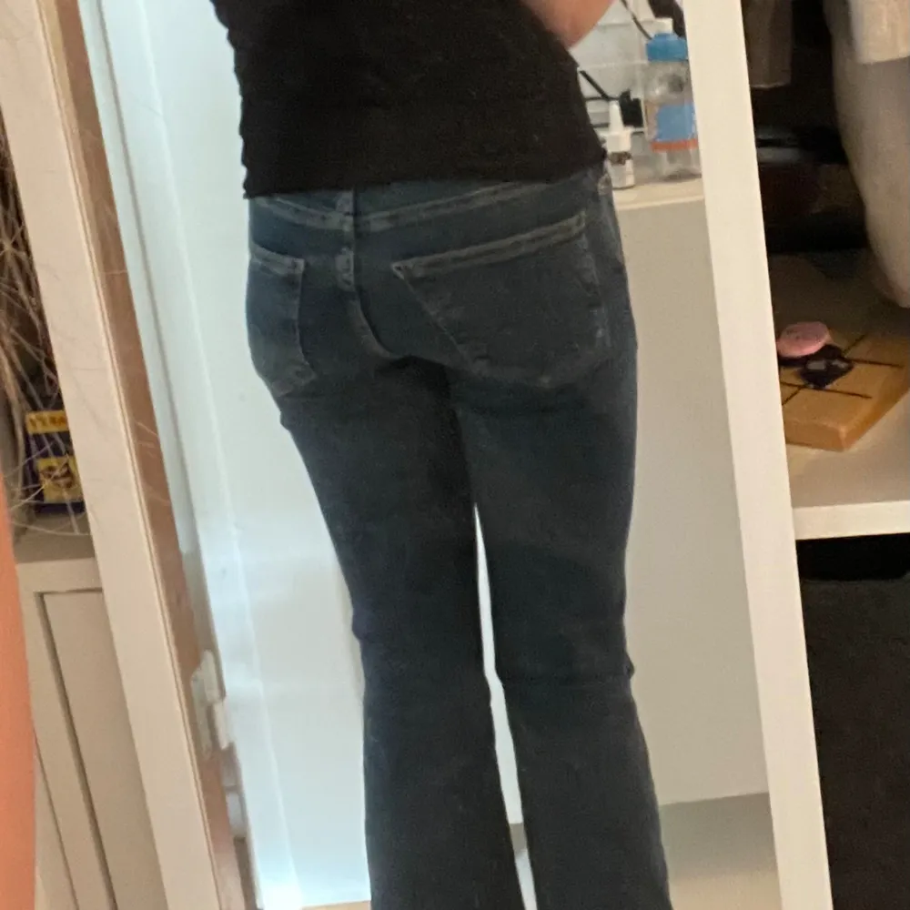 Ett par bootcut jeans från Gina Tricot dam avdelning. Säljer pga att de blivit lite små och de sitter inte lika bra som de brukade. De är som nyköpta.. Jeans & Byxor.