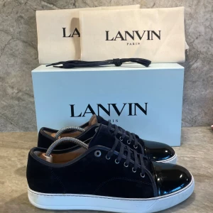 Lanvins - Säljer nu dessa mörkblåa Lanvins i storlek 44 🔵| med skorna tillkommer box, 2 dustbags och extra laces 🔵| Hör gärna av er vid fler frågor eller vid fler bilder 🔵|