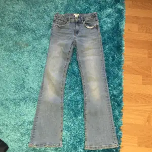Gina tricot jeans som jag säljer pga kommer ej till användning. I storlek 140 men passar som 152💗 kan sänka till 155kr vid snabb affär!