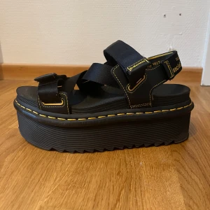 Dr. Martens sandaler  - Äkta Dr.Martens platåsandaletter, modell Kimber. Använda endast två gånger. Nypris; 1 500 kr. 