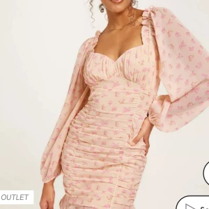 Blommig klänning - Aldrig använd. storlek 36! Superfin blommig klänning! 🌸🩷