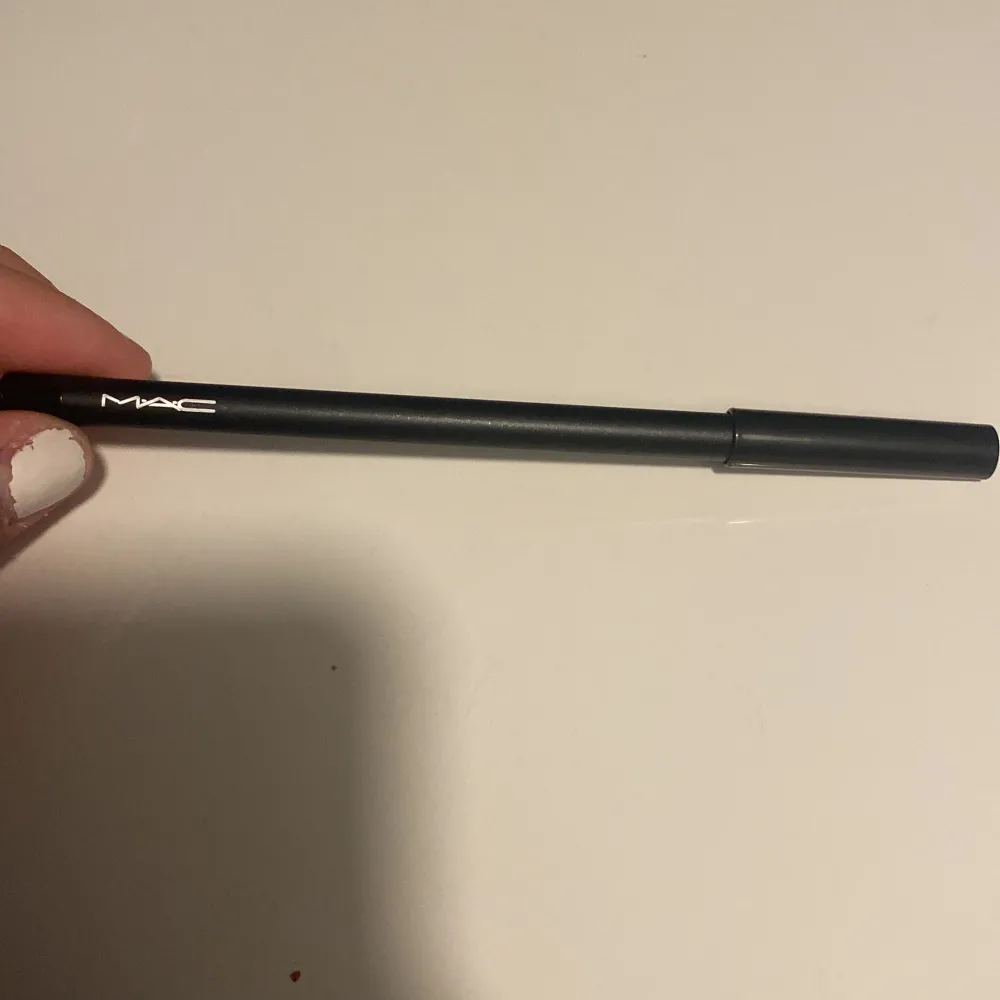 Jag säljer den här ögon pennan för att den kom aldrig till användning, den är helt ny.. Skönhet.