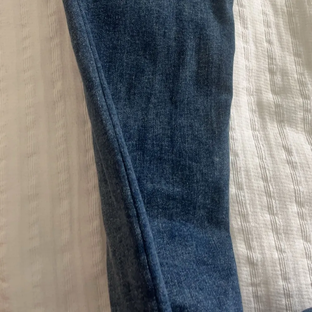 Bootcut jeans från gina tricot. Har sytt in de i benen få de var extremt breda längst ner (se tredje bilden) men det är inget som syns. Storlek 36, väldigt stretchiga så kan även passa 38. Väldigt bra skick. 💙💙💙. Jeans & Byxor.