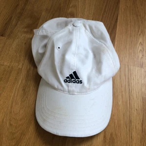Keps Adidas vintage - Vintage Adidas-keps.  Sminkfläck från tidigare ägare, se bild 2. Därav priset. Har ej testat att tvätta! Pris kan diskuteras 🩷 Tryck gärna på köp nu. 