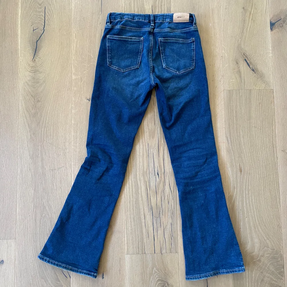Jättefina jeans i mörkblått, använda ca 2-3 gånger,storlek 158💞 Flare low waist jeans från Gina tricot💕. Jeans & Byxor.