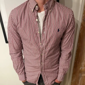 Ralph lauren skjorta - Stilren skjorta från Ralph lauren i storlek S. Modellen är 174 och sitter väldigt bra på honom. Skjortan ger lite gubbstils vibes och är ett bra val till sommaren
