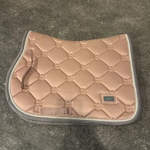 Rosa schabrak  - Schabrak från Equestrian Stockholm. Jätte bra skick och använd 2-3 gånger. Inga defekter, säljer på grund utav att jag har fler ja tycker om mer. Stl full men passar ponnysar jätte bra 