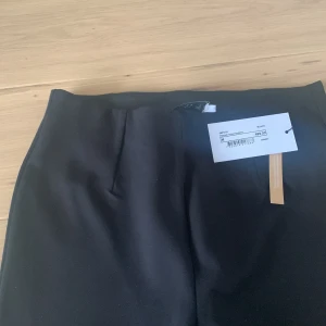 Utsvängda kostym byxor  - Helt nya, aldrig använda och har fortfarande lappen på.
