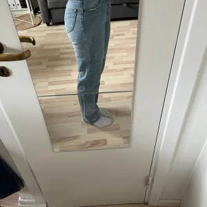 Jeans rollas, ljus tvätt - Jeans från rollas som tyvärr inte kommer till användning. Finns ingen storlek men passar dig som vanligtvis har strl 24 i jeans. Superfin tvätt med slitna detaljer. Jag är 1,63 som referens. Mid/High Waisted  Märke: Rollas Nypris: 1000
