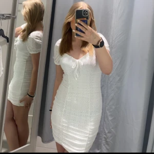 Sommarklänning  - Fin sommarklänning från H&M. Använd en gång och inga fula märken eller fläckar💕 skriv för fler bilder.