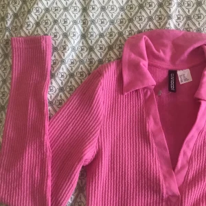 Topp - En fin topp från H&M, i strl xxs. Helt oanvänd! ❤️
