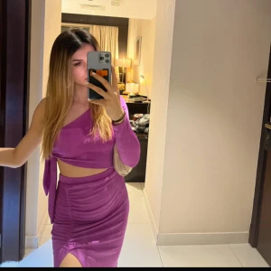 Klänning - Supervacker klänning med utskurna detaljer, en bar axel och knyt i sidan. Använd bara en gång! 