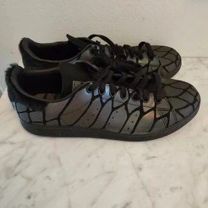 Adidas Stan Smith Core Black FV4044 - Bra skick. För fler bilder skicka meddelande.