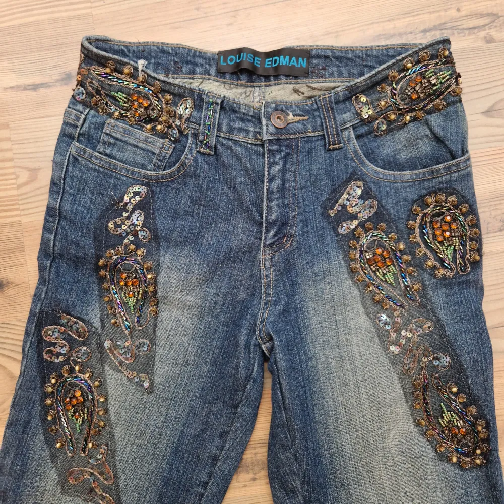 Lågmidjade jeans med coola detaljer. Står ingen storlek med skulle uppskatta till xs-s. Jeans & Byxor.