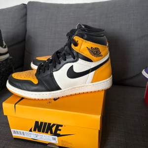 Säljer dessa Jordan 1 high taxi i storlek 42. Använda kanske tre gånger, så de är mycket bra skick. 