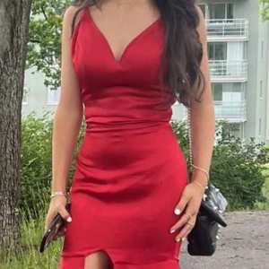 Balklänning  - Hej säljer min vackra röda balklänning som tyvärr inte kommer komma till någon användning igen:( hör av er för intressen och fler bilder🎀 den är i storlek S men går att göra både större och mindre vid midjan beroende hur hårt man vill knyta den i mid