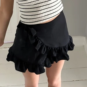 Kjol med inbyggda shorts  - Säljer denna jätte fina svarta kjol som har inbyggda shorts💕