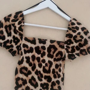 Söt leopardmönstrad topp💗 - Toppen är i nyskick och endast andvänts vid ett tillfälle. Säljer den pågrund av att den aldrig kommer till andvändning. 💗
