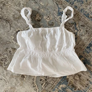 Blus - Supergullig vit blus från H&m i storlek s💞 väldigt stretchig så passar även xs och m