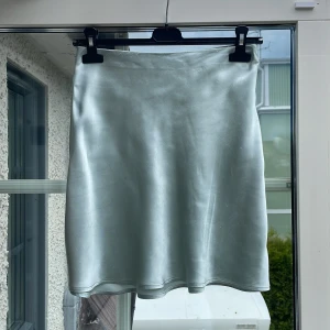 Kjol - Kjol i silke från h&m i använt skick. Har några noppror. Storlek S. Skickar mer bilder om de efterfrågas. Fraktkostnad tillkommer 💕