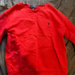 Polo tröja  - Polo tröja som är i gott skick och snyg den är köpt för typ 1 månad sedan. 