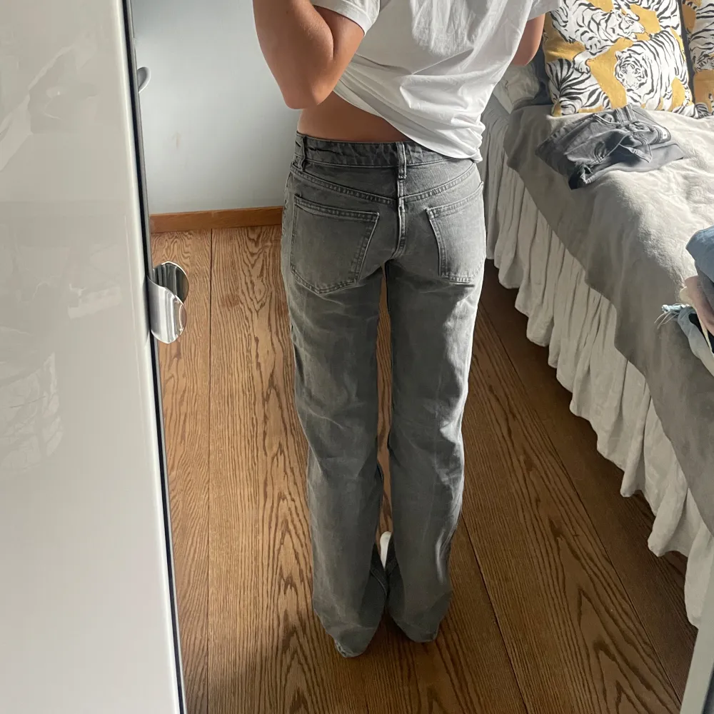 Grå jeans från zara. 34 men passar även 36🥰. Jeans & Byxor.