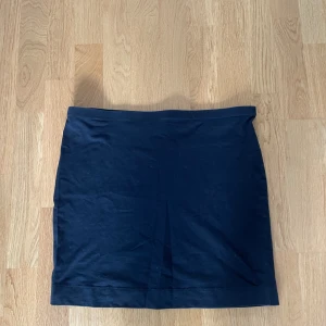 Basic kjol - Svart basic kjol från H&M - Storlek L/XL osäker då den är för stor för mig - Köparen står för frakten - Inga returer - Betalning via köp direkt 