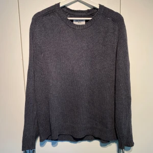 Our Legacy 100% silk Knitwear - Hej, säljer ett riktigt mästerverk till tröja. Our legacy Knitwear i 100% silk i blå/grå färg. Croppad fit. Enormt fin kvalite. Sparsamt använd utan skador. Storlek M och True To Size. Går knappt att köpa men nypris ca 4000kr. Pris kan diskuteras.