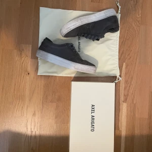 Arigato skor - Tja! Säljer nu dessa arigatos i storlek 41. Har använts men har fortfarande mer att ge! Smutsiga och sueden är lite ojämn därav priset. Allt og medföljer