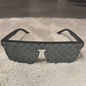 Äkta Lv glasögon pris kan diskuteras. - Den är som ny inte använd allt funkar och är jätte bra till sommaren.