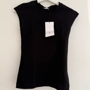 En söt oanvänd tröja/tshirt/linne från zara i lite tjockare material