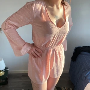 DRESS💗 - Säljer denna söta klänning med shorts💗🙏🏻😇