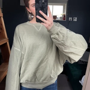 Sweatshirt - Grön sweatshirt från carlings och deras märke stay som inte kommer till användning längre. 