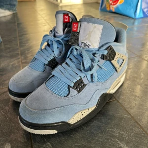 Jordan 4 - Ett par Jordan 4 i university blue. Sparsamt använda. Låda finns