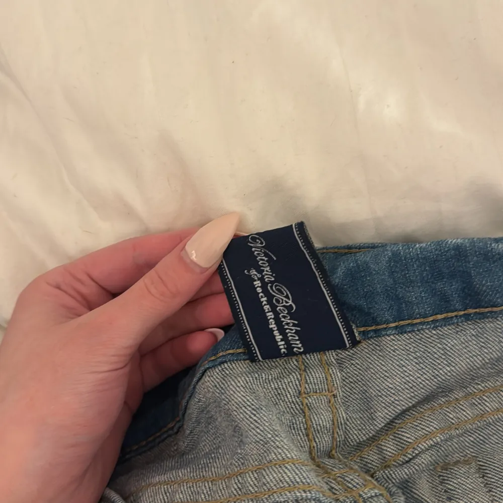 Säljer mina Victoria Beckham jeans som jag köpt på Plick men tyvärr inte hunnit använda själv på grund av graviditet så de inte passar längre. . Jeans & Byxor.