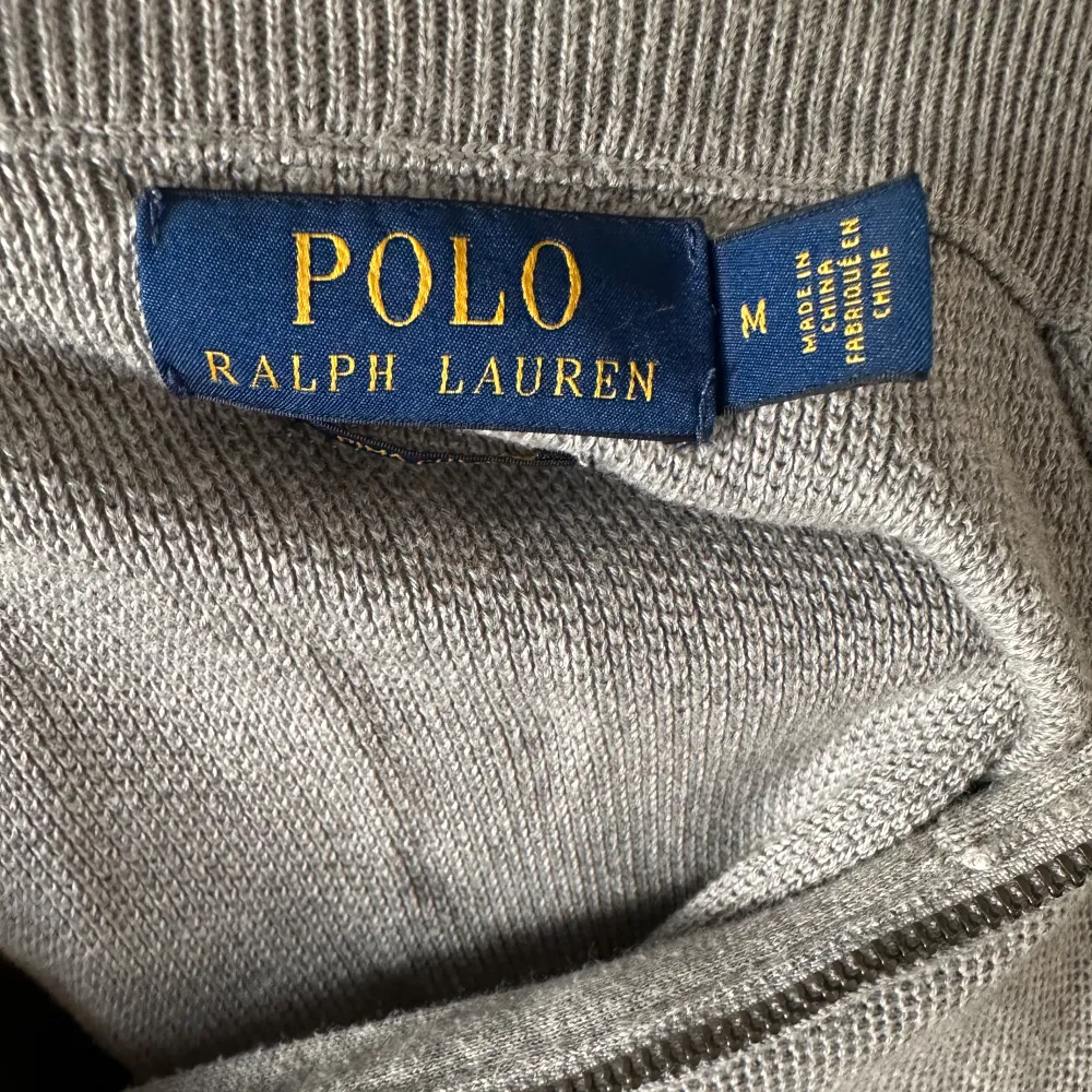 En grå snygg polo half zip tröja. Använd Max 1-2 ggr.. Tröjor & Koftor.