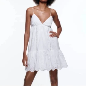 Söt vit zara klänning - Säljer denna supersöta zaraklänning som är slutsåld då den inte kommer till användning🩷 perfekt till sommaren eller som studentklänning🌸