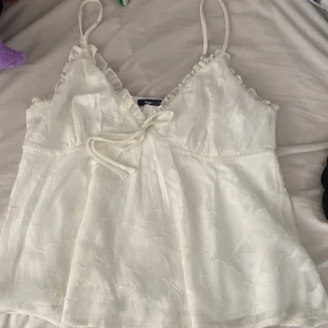 Linne vit  -  Säljer denna jättefina linne från Gina Tricot denna storlek 40 brukar vanligtvis ha M men den är lite liten skulle säga det sitter som S Den är använt två gånger men känner att den är för liten del därför säljer jag den i butik kostar en 350 kr typ 