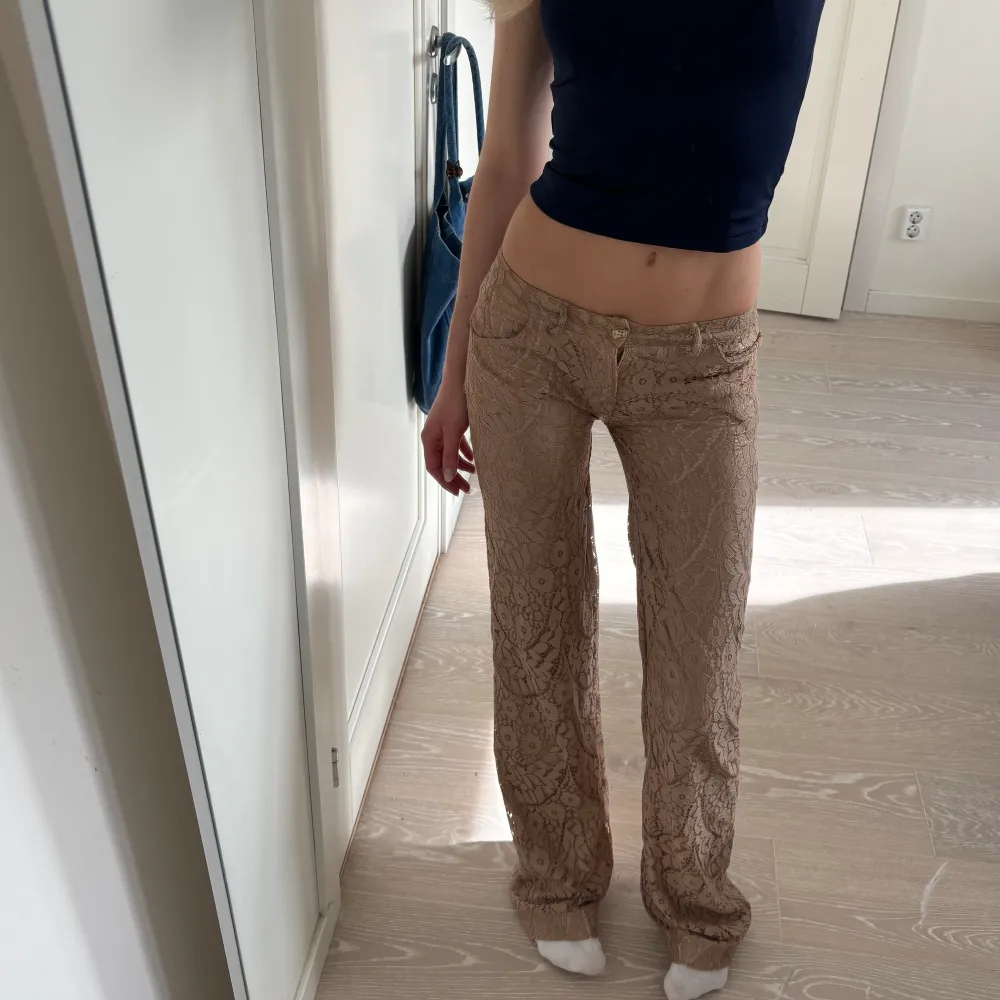 Helt underbara lågmidjade spetsbyxor från märket L&B💕 jag är 175 lång . Jeans & Byxor.