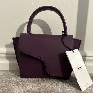 Helt ny lila ATP handväska med prislappen kvar💓 Inga defekter💞den säljs inte längre! Nypris = 3600